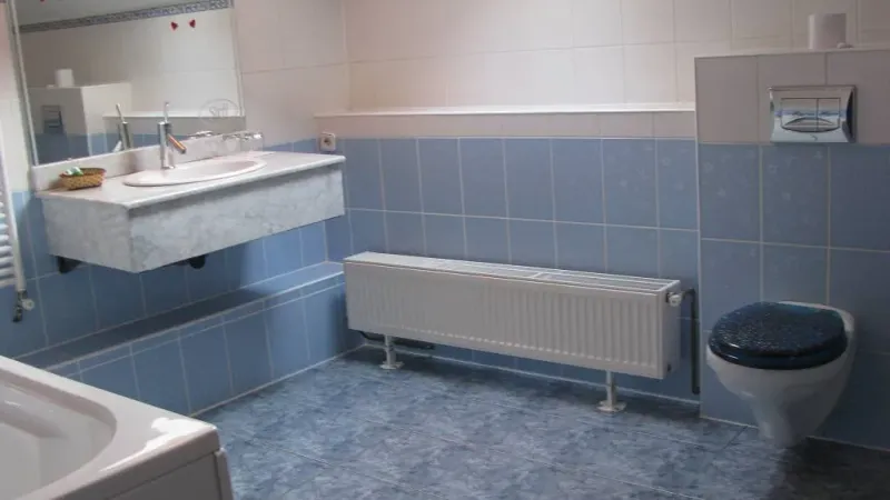 Badkamer renovatie - moderne afwerking met strakke tegels